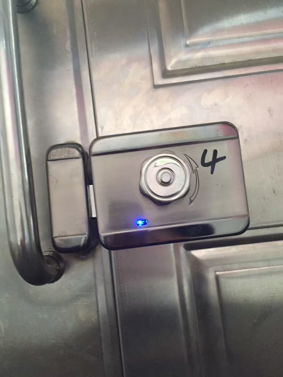 防盜門+電機(jī)鎖                            